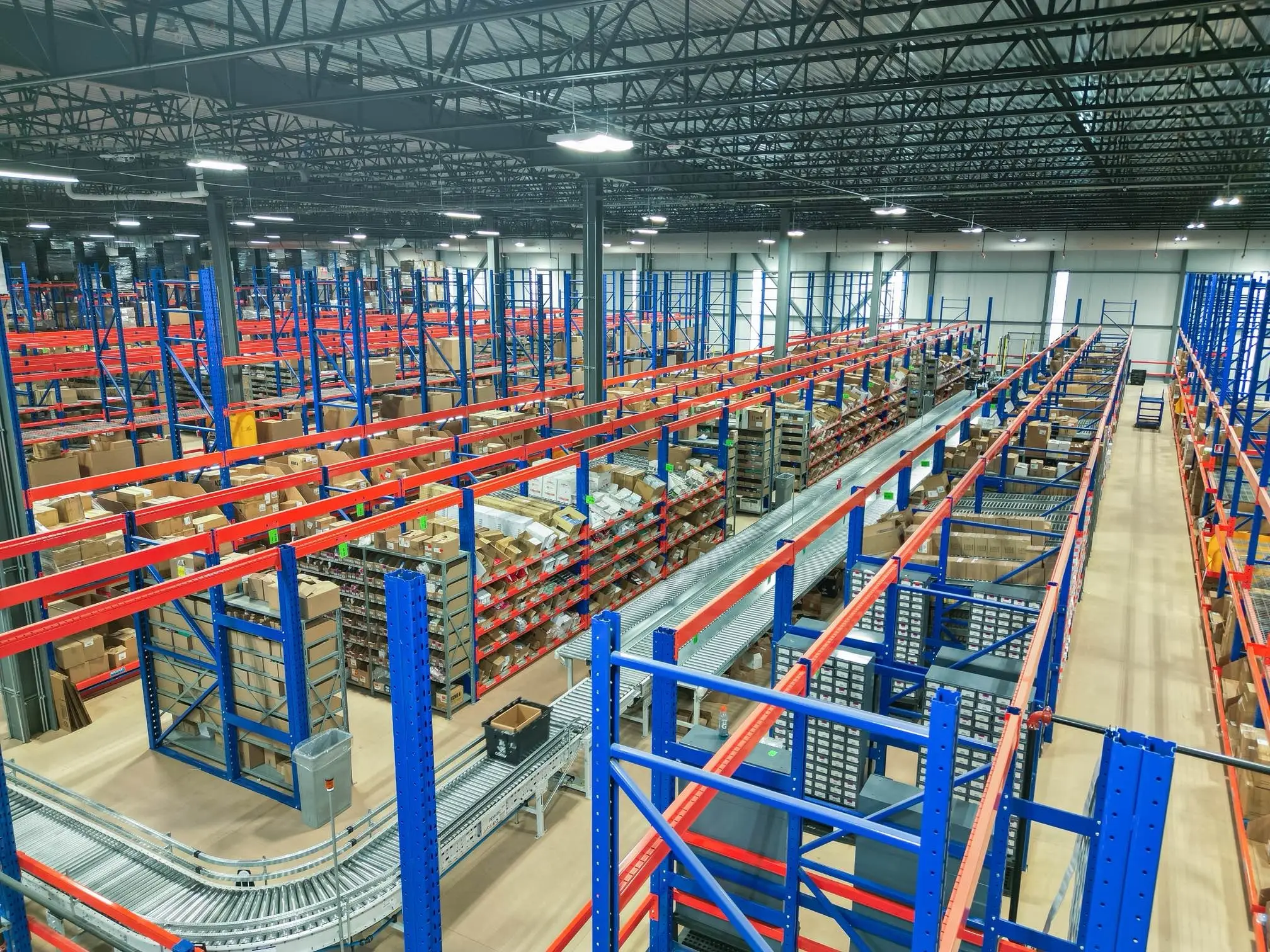 A variety of storage systems featuring a central roller conveyor, designed to streamline and enhance the order preparation process.